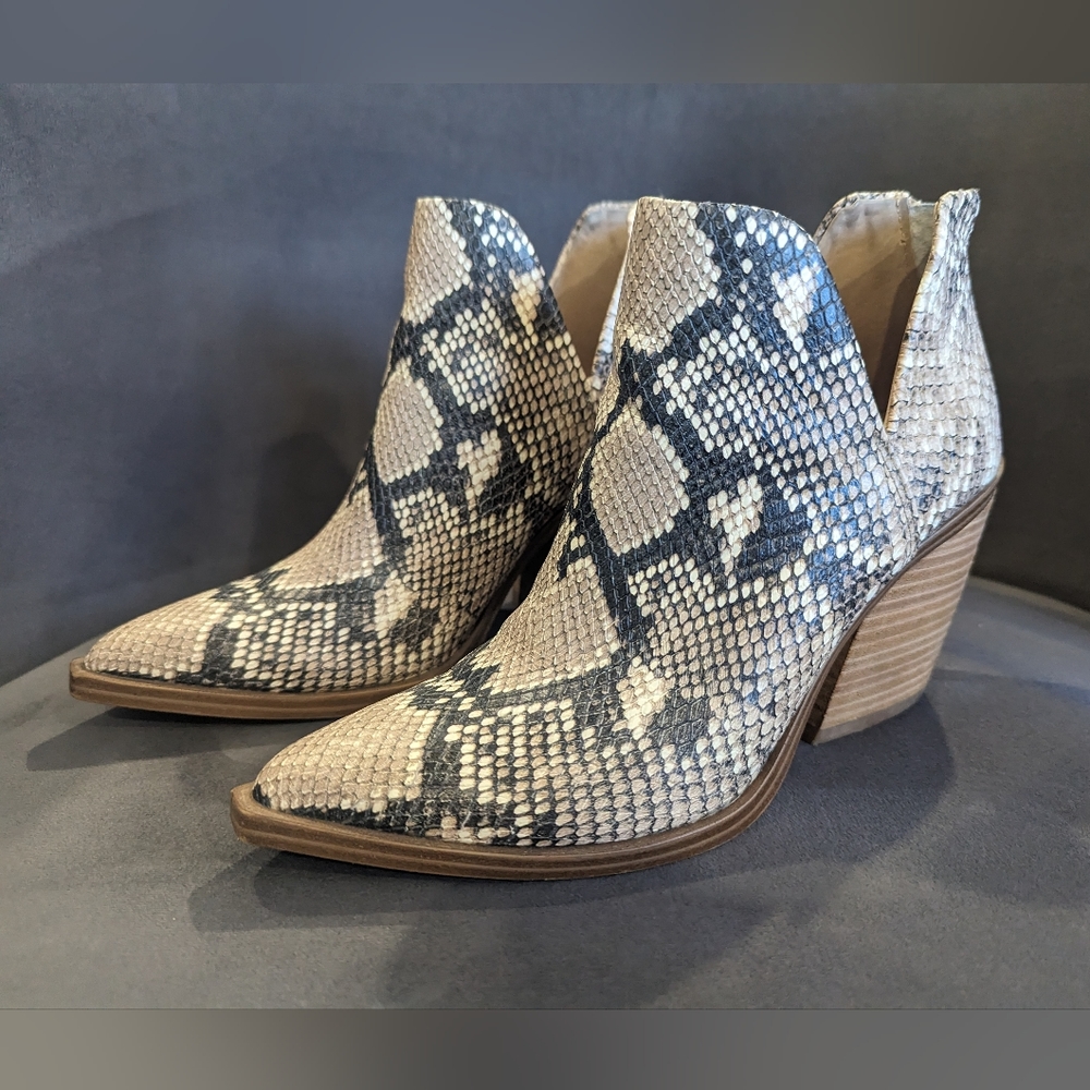 Steve Madden Camryn Snakeskin Booties Size 6